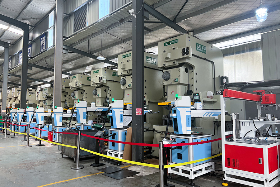 Première ligne d'estampage de transfert avec robots lance la production de volume
