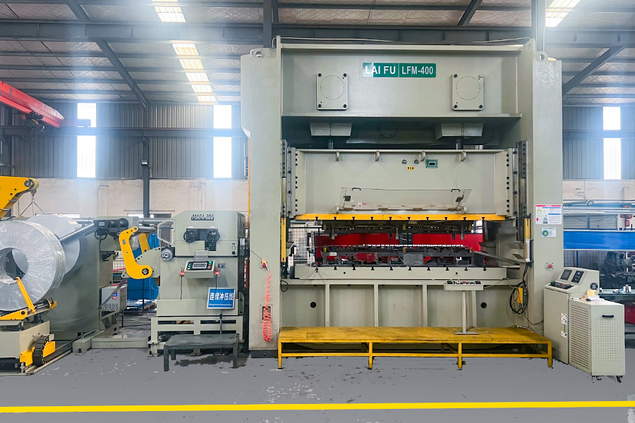 Configuration des machines d'estampage 400T terminées, démarrant le service d'estampage progressif pour les supports de montage utilisés dans l'énergie solaire